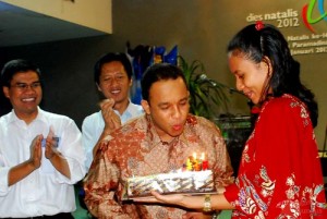 Anies Baswedan meniup lilin pada kue ulang tahun di Aula Nurcholis Madjid, Universitas Paramadina, Jakarta, Rabu (25/01). FOTO AHMAD FAUZAN