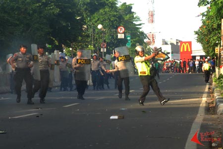 14 03 2012_Polisi Tembakkan Senjata 7_AFAUZAN