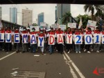 Ratusan buruh yang tergabung dalam Federasi Serikat Pekerja Metal Indonesia (FSPMI)melakukan long march dari Bundaran HI menuju Istana Negara, Jakarta, senin, (01/05). FSPMI menuntut dihapuskannya outsourcing dan menolak upah murah. FOTO : AHMAD FAUZAN SAZLI