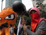 Ratusan jurnalis yang tergabung dalam Aliansi Jurnalis Independen (AJI) membawa ogoh-ogoh gurita dalam aksi peringatan hari buruh international May Day dari Bundaran HI menuju Istana Negara, Jakarta, Selasa, (01/05). Gurita merupakan simbolisasi perusahaan media yang belum memperhatikan nasib jurnalis. FOTO : FRINO BARIARCIANUR