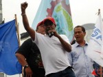Edo Kondologit nyayikan lagu Gebyar-Gebyar dihadapan ribuan buruh di Bundaran HI, Jakarta, (01/05). FOTO : AHMAD FAUZAN SAZLI