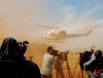 Mendaratnya helikopter terbangkan debu di lapangan bola SDN Cijeruk, Kabupaten Bogor, (12/03). Medan yang berat mengharuskan Tim Sar mengevakuasi korban kecelakaan pesawat Sukhoi yang terhatuh di Gunung Salak menggunakan helikopter.FOTO : AHMAD FAUZAN SAZLI