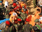 Sejumlah aparat TNI mengevakuasi kantung jenasah ke ke pesawat helikopter di landasan heli di Gunung Salak, Kabupaten Bogor, Sabtu, (12/05). Kantong jenasah ini merupakan satu satunya yang dievakuasi melalui jalu darat. FOTO : AHMAD FAUZAN SAZLI
