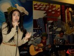Intan Ayu vokalis HammerGank menghibur pengunjung pameran seni rupa Manifesto Orde & Konflik 3 di Galeri Nasional Jakarta, (26/04). Band bergenre Rock N Roll yang digawangi Intan Ayu (Vokal)dan Yudhey (Guitar & Bass) ini menyanyikan lagu band rock lawas seperti The Doors, The Rolling Stones, dan tak ketinggalan lagu singel pertama mereka berjudul Mama Sorry. FOTO : AHMAD FAUZAN SAZLI