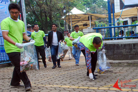 15 04 2013 Rekor Unisba Mungut Sampah 03