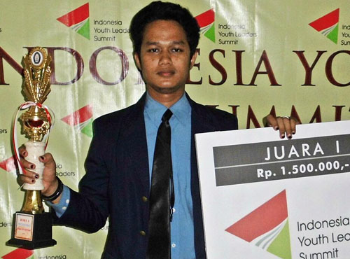 05 12 2013 Mahasiswa UBH Menang lomba essai di Undip