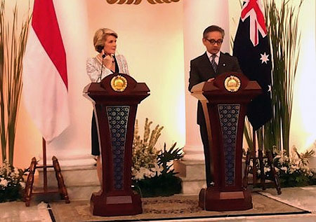 Menlu Australia Jolie Bishop dan Menlu Indonesia Marty Natalegawa bertemu di Jakarta, Kamis (5/12/2013), membahas langkah ke depan hubungan kerjasama kedua negara pasca ketegangan akibat penyadapan telefon pejabat Indonesia oleh Australia. (Credit: ABC) 