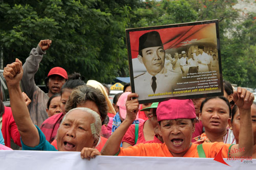 17 12 2013 Nenek nenek Demo Tolak Film Soekarno