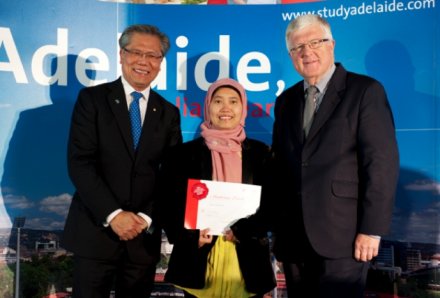 18 12 2013 Pelajar Indonesia dapat penghargaan di Adelaide