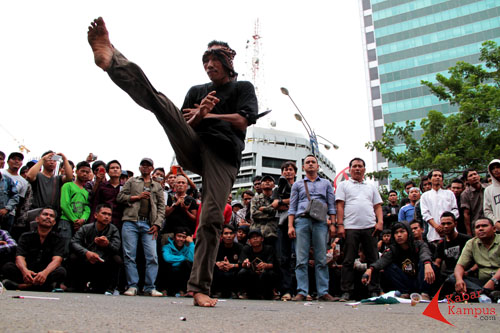 20 12 2013 jawara banten unjuk gigi depan KPK_kaka