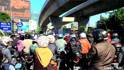 Bahkan sepeda motor pun bisa mengalami kemacetan di Jakarta.