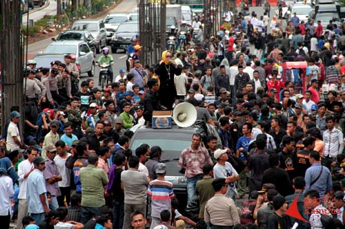 20 12 2013 massa atut di KPK ramai_kaka