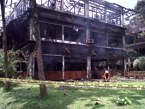 07 01 2013 Gedu C Fisip UI Terbakar