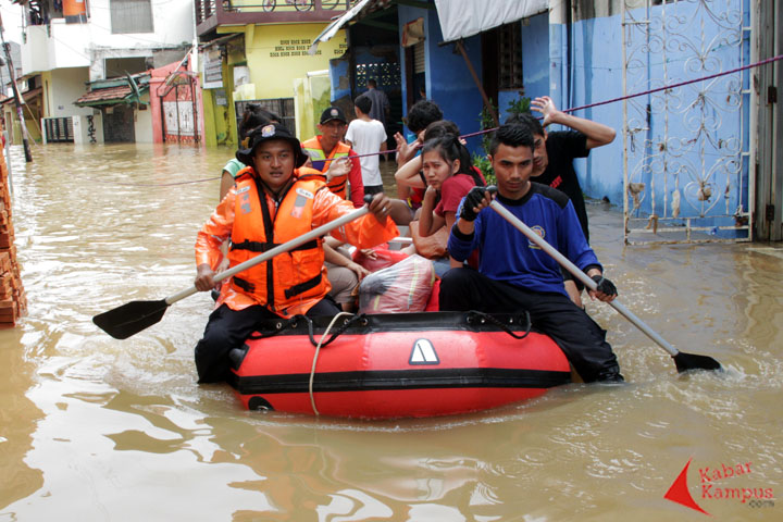 13 01 2013 Ciliwung Kembali Rendam Rawajati