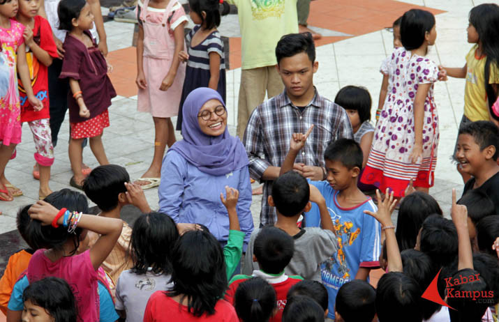 22 01 2014 mhs unj hibur anak pengungsi banjir