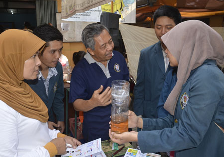 Mahasiswa Undip presentasikan Jebluk. FOTO. Undip