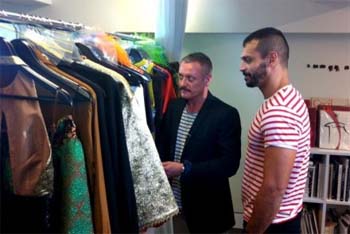 Designer Jayson Brunsdon (kiri) bersama mitra bisnisnya Aaron Elias. (Credit: ABC)