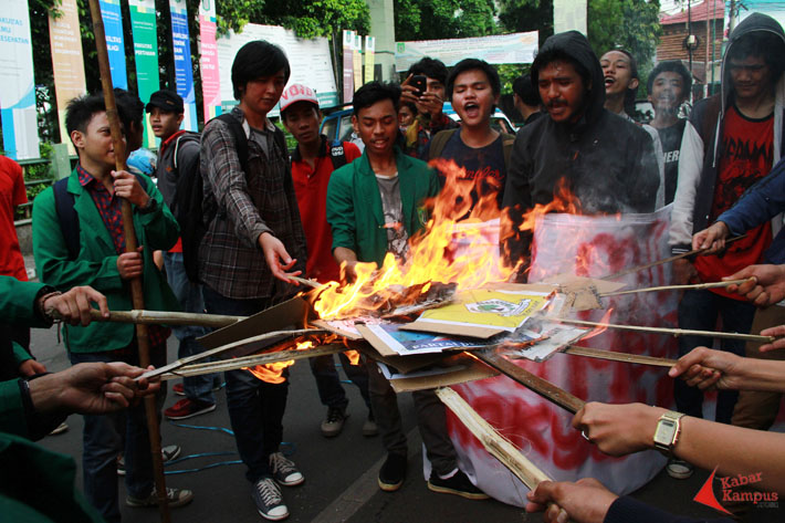 Mahasiswa Unas membakar seluruh bendera atau simbol parpol di depan kampus Unas, Jakarta, Selasa, (08/04/2014). FOTO. Ahmad Fauzan Sazli