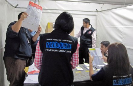 Proses penghitungan suara di KJRI Melbourne (Credit: ABC)