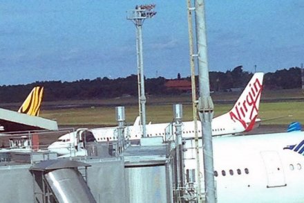 Pesawat ‘Virgin Australia’ di Bandara Ngurah Rai, Bali, setelah terpaksa mendarat karena ulah penumpang yang mengacau. (Credit: ABC)