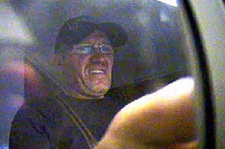 Orang ini tertangkap CCTV diduga sebagai pelaku pembobolan ATM di Sydney. 