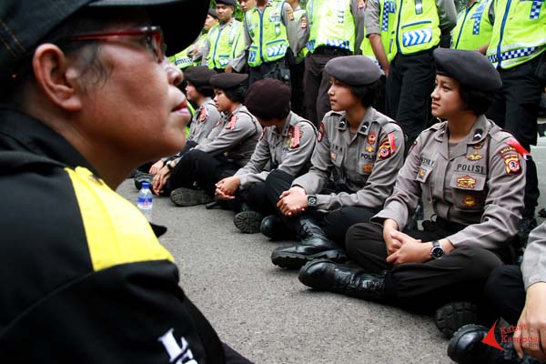 Puluhan Polwan turut menjaga aksi demonstrasi pendukung terpidana korupsi Dada Rosada di depan Pengadilan Tipikor Bandung, Senin (28/04/2014). Dalam sidang  10 tahun terpenjara 