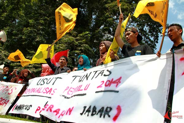 Aktivis Kaukus Pegerakan Jawa Barat - Pergerakan Mahasiswa Islam Indonesia melakukan aksi demonstrasi FOTO  : FRINO BARIARCIANUR