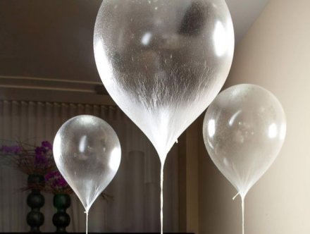 Restoran Alinea di Chicago menyajikan pencuci mulut balon, helium dan apel .(Christian Seel)  