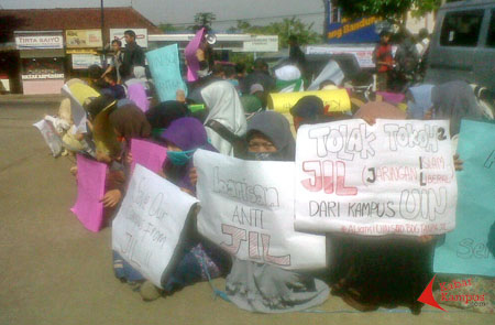 Aliansi Universitas Islam Negeri Sunan Gunung Djati Bandung Tanpa JIL melakukan aksi demonstrai di depan kampus UIN SGD Bandung, Senin (05/05/2014). FOTO : FRINO BARIARCIANUR