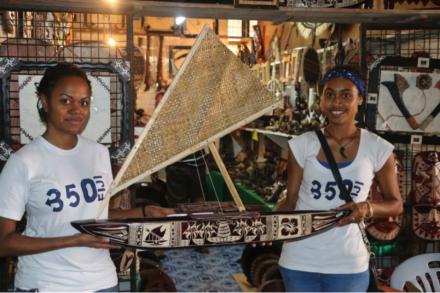 Sukarelawan dari Fiji dengan model sampan tradisional