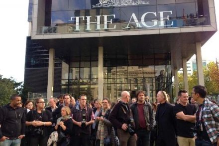 Wartawan dan karyawan kelompok media Fairfax melakukan aksi protes di Melbourne, Rabu (7/5/2014). (Credit: ABC)