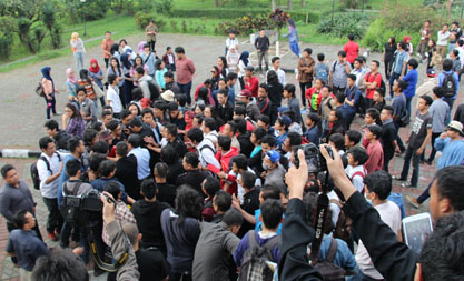  Mahasiswa Unitel mengerumuni M. Yahya Arwiyah, Wakil Rektor IV di depan Gedung Learning Center Unitel Bandung, (08/05/2014). Foto. Sekpim Unitel 