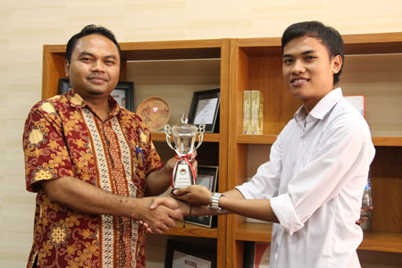 Maman Abdurrahman, Dekan Fakultas Informatika (kiri) dan Azwar Al Anhar, Ketua Tim Anthurium (kanan) saat penyerahan Piala di Ruang Dekan Fakultas Informatika, Gedung D Lantai 1 Fak. Informatika Telkom University. Foto oleh Donie Hulalata