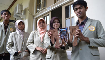 tim pembuat gigi bersuara. dok. UGM