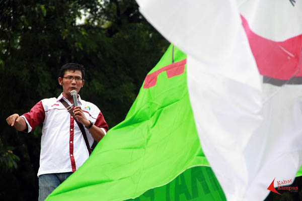 Konfederasi Serikat Pekerja Indonesia mendukung Prabowo Subianto dan Hatta Rajasa sebagai calon presiden dan wakil presiden saat Prabowo dan Hatta mendaftar di Komisi Pemilihan Umum Pusat, Selasa (21/05/2014). Sikap politik buruh menjatuhkan pilihan karena Prabowo berjanji menghapuskan sistem outsourcing di Indonesia. FOTO : FRINO BARIARCIANUR 