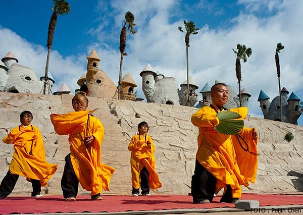 Pertunjukkan Shaolin yang penuh komedi.