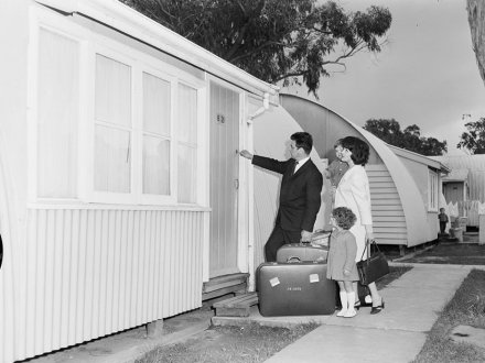 Keluarga imigran masuk rumah baru di Maribyrnong, Victoria, tahun 1965. 'Nissen huts', jenis pemodokan yang banyak ditemukan masa itu (Foto: National Archives of Australia)
