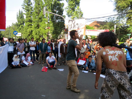 Mohamaf Jeffrey sosialiasi gerakan jangan milih di CFD Bandung. Foto. BEM REMA UPI