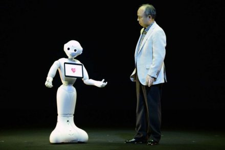 Masayoshi Son, Presiden Direktur perusahaan Jepang ‘SoftBank’, mengenalkan robot berkarakter manusia ‘Pepper’ di Tokyo (Credit: AFP)
