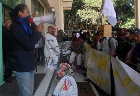 Mahasiswa UIN Bandung protes diberlakukannnya jam malam di kampus. Foto. Mega Dwi Anggraeni