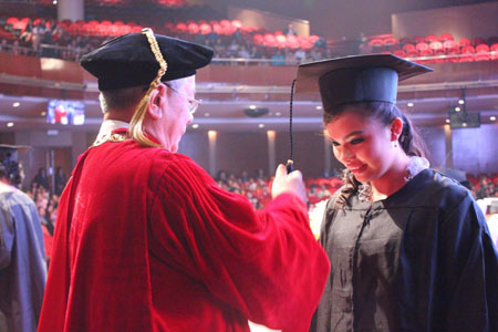 Jonathan L Parapak melantik salah satu wisudawan TC UPH. foto. UPH