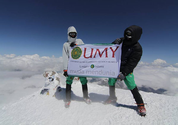 Mapalaya UMY berhasil kibarkan bendera UMY di Puncak Elbrus Rusia. Foto : UMY