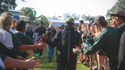 Zakaria Maciek ketika meluncurkan proyek Hope Road di Tweed River High School.