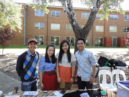 Natasha (dua dari kanan, berpakaian krem-oranye) bersama rekan-rekanya di Australian National University. (Foto: dokumentasi pribadi Natasha)