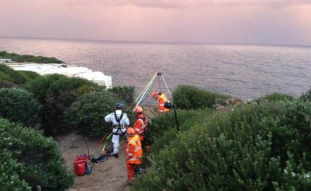 Personil penyelamat dari Kepolisian Illawarra dibantu oleh tim SAR NSW, relawan dan paramedis tengah berusaha mengevakuasi jasad mahasiswa Perancis Ardoin yang terjatuh ke jurang sedalam 40 meter di NSW.