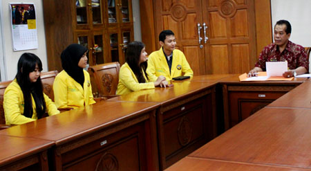 Prof Dr Fathur Rokhman MHum, Rektor Unnes melepas mahasiswa ke Brunai Darussalam.