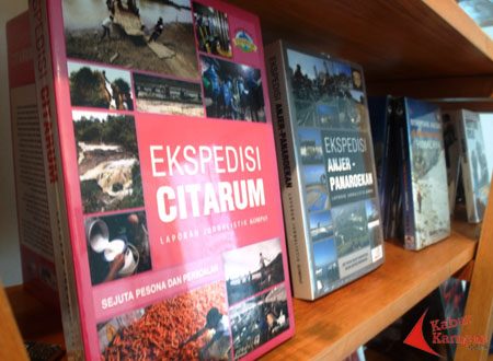 Koleksi buku di  perpustakaan