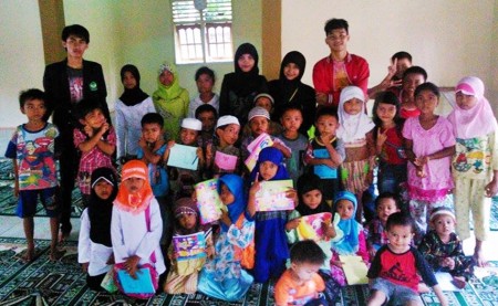 Mahasiswa UBH merintis sekolah PAUD di lokasi KKN. Dok. UBH