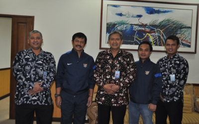 Coach Guntur  pelatih Timnas U-19 berkunjung ke UNY. Foto : UNY