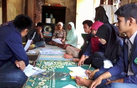 Mahasiswa UBH ajarkan masyarakat buat pestisida organik. Foto : UBH